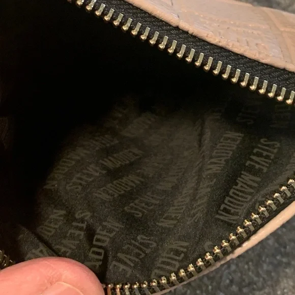 Steve Madden Wristlet / Purse! Brand New…Label & Zipper still covered in plastic - Picture 6 of 13
